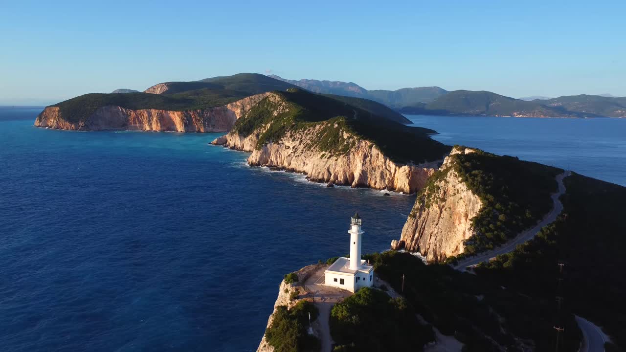Faro su una scogliera con viste mozzafiato sulla costa