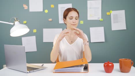 Una-Mujer-Que-Trabaja-En-Una-Computadora-Portátil-Arroja-Archivos-Con-Enojo.