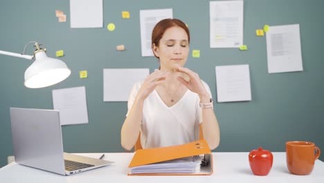 la mujer que trabaja en la computadora portátil lanza archivos enojada.
