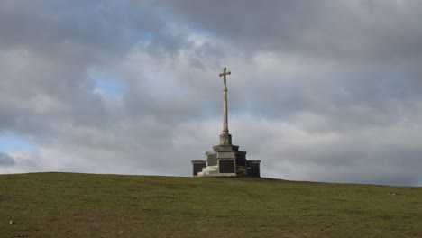 Memorial-De-La-Primera-Guerra-Mundial-En-La-Cima-De-La-Colina-En-El-Parque-Ampthill