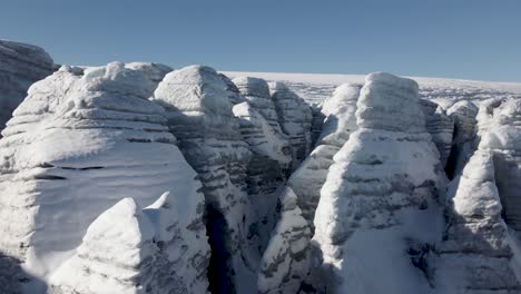 drone disparó a través de los bloques de hielo del glaciar folgefonna en el área conocida como buerbrenn