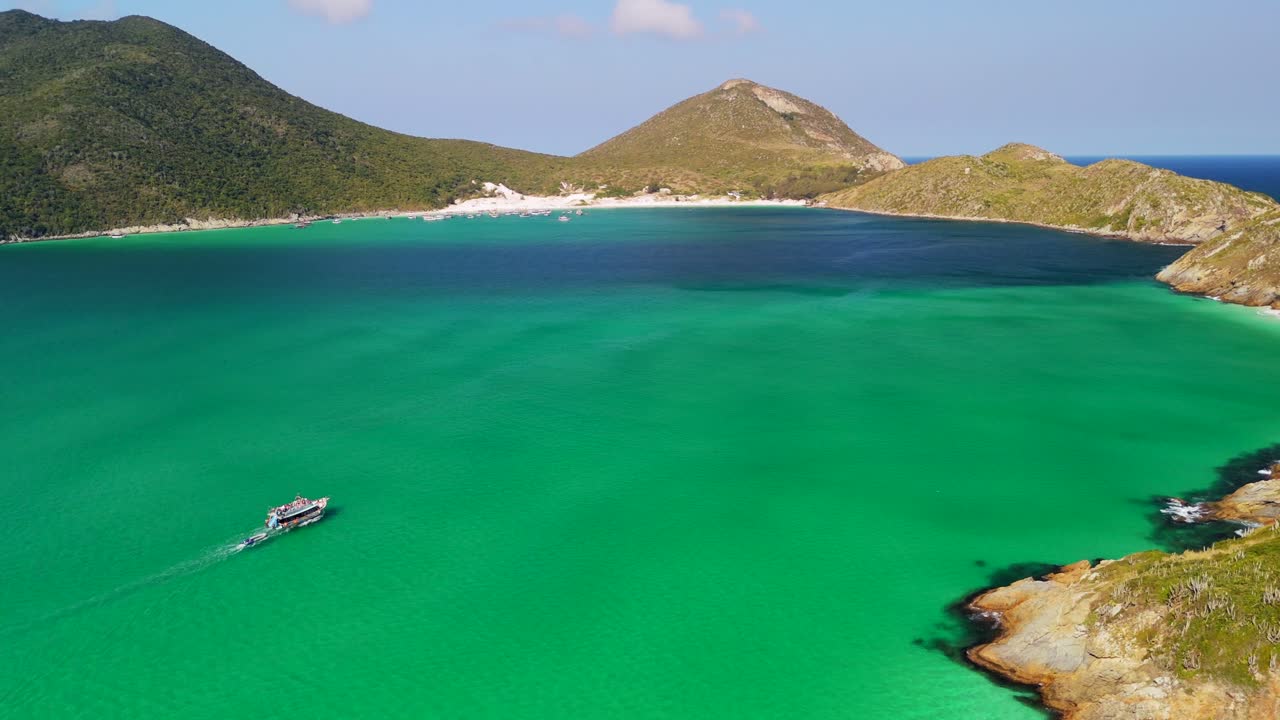 arraial do cabo 해변의 공중 풍경, 남대서양 동쪽 해안에서 배로만 항해합니다.