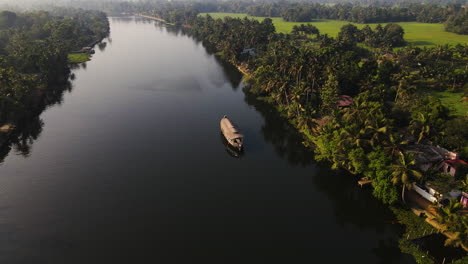 Cruceros-En-Casas-Flotantes-A-Lo-Largo-De-Tranquilos-Canales-En-Alleppey,-Kerala,-Sur-De-La-India
