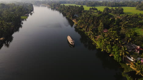 Houseboat-Cruises-Along-Tranquil-Canals-In-Alleppey,-Kerala,-Southern-India