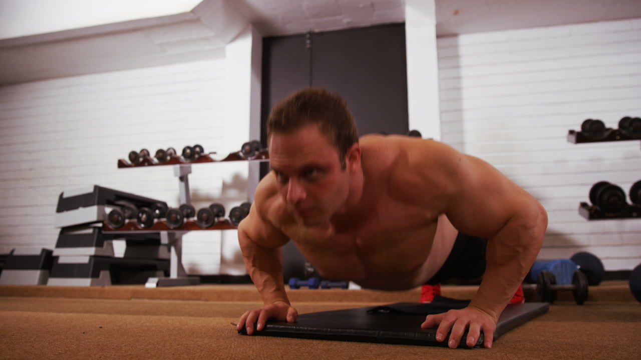 hombre haciendo flexiones