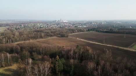 Luftaufnahme-Einer-Landschaft,-In-Der-Natürliches-Grün-Und-Städtische-Strukturen-Friedlich-Koexistieren