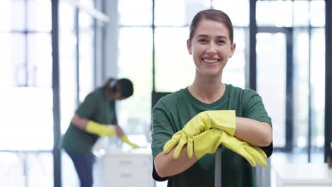 limpiadora, mujer y servicio de limpieza para oficinas