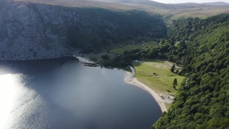 Schöne-Ruhige-Landschaft-Lough-Tay-See,-Guinness-See-In-Den-Wicklow-Mountains,-Mit-Dem-Grünen-Wald-An-Einem-Sonnigen-Tag