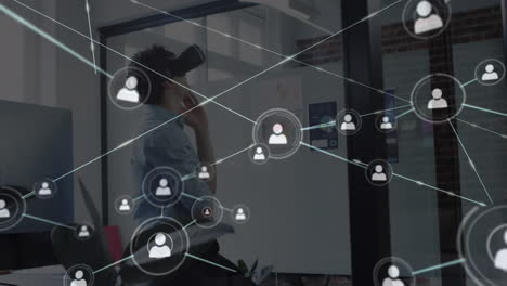 animación de la red personas iconos sobre hombre de negocios usando auriculares vr en la oficina