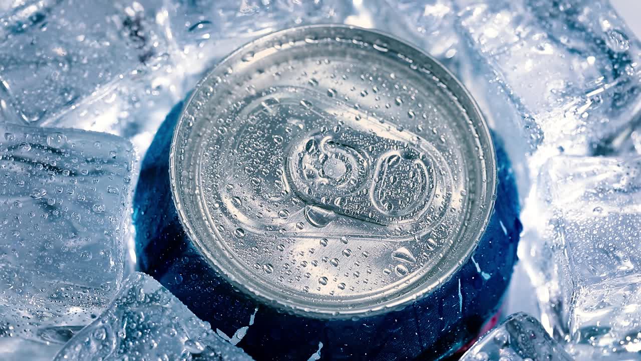 la tapa de la lata de soda de aluminio de refresco con hielo da la vuelta al círculo.