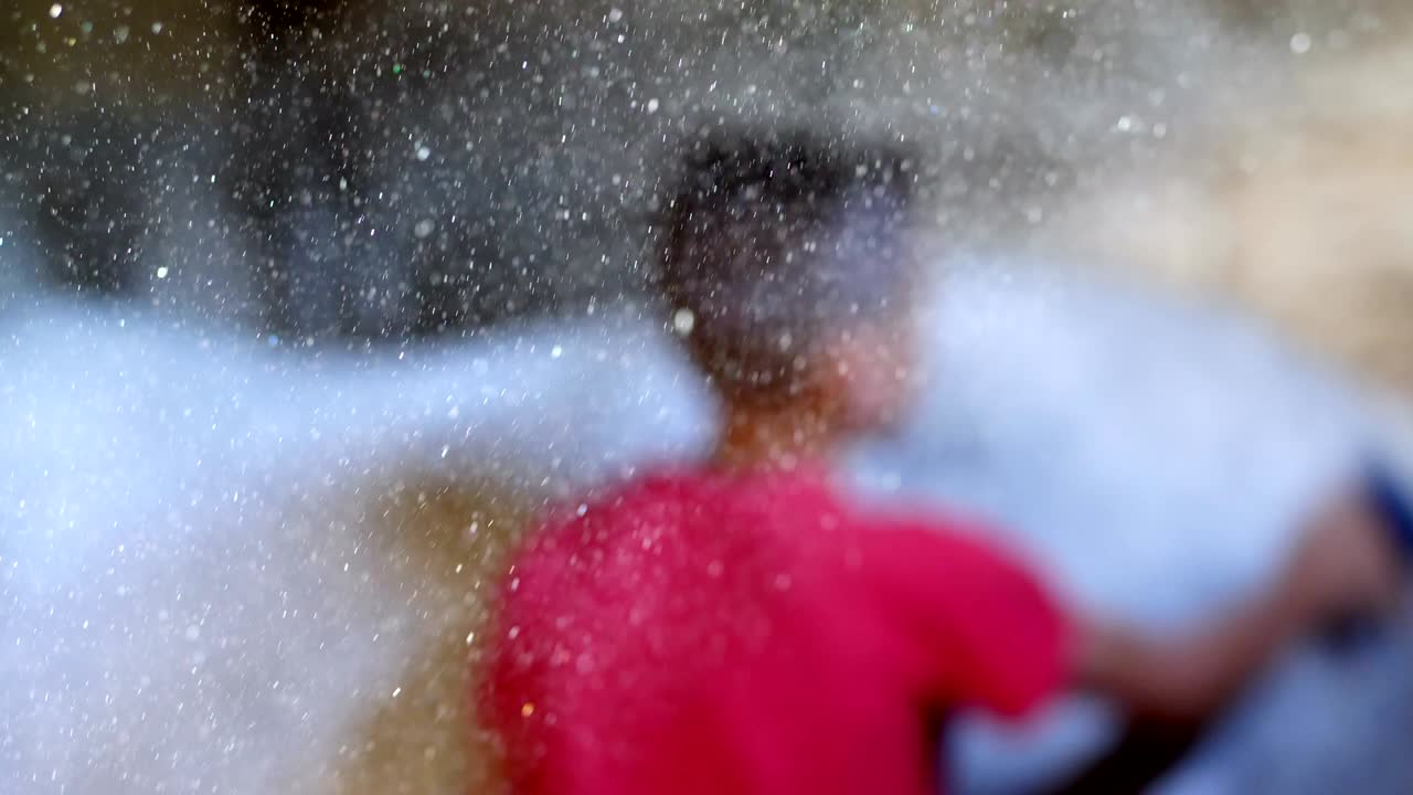 에 있는 아이는 말 한 마리를 돌보고, 특별한 질로 고, 빛의 광선에서 먼지 입자가 보이고, 빛나고, 먼지의 반이는 어리들의 근접 촬영.