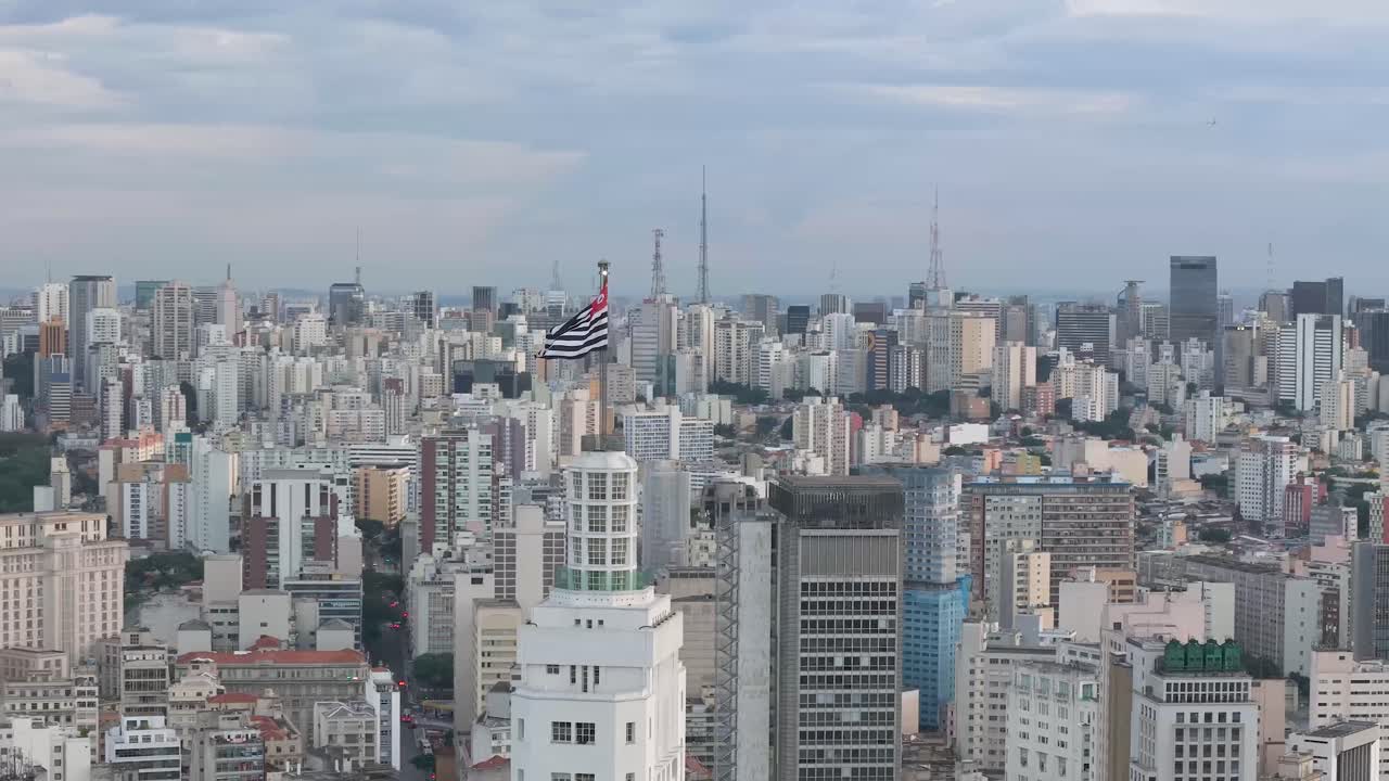 vista aérea de drones de la bandera de são paulo en la parte superior del edificio banespa