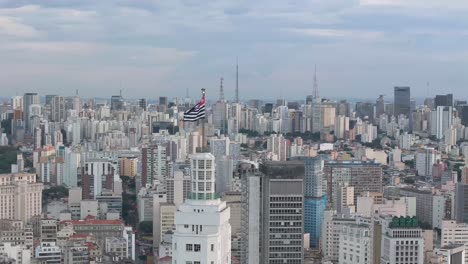 바네스파 건물 꼭대기에 있는 상파울로 발의 드론 풍경