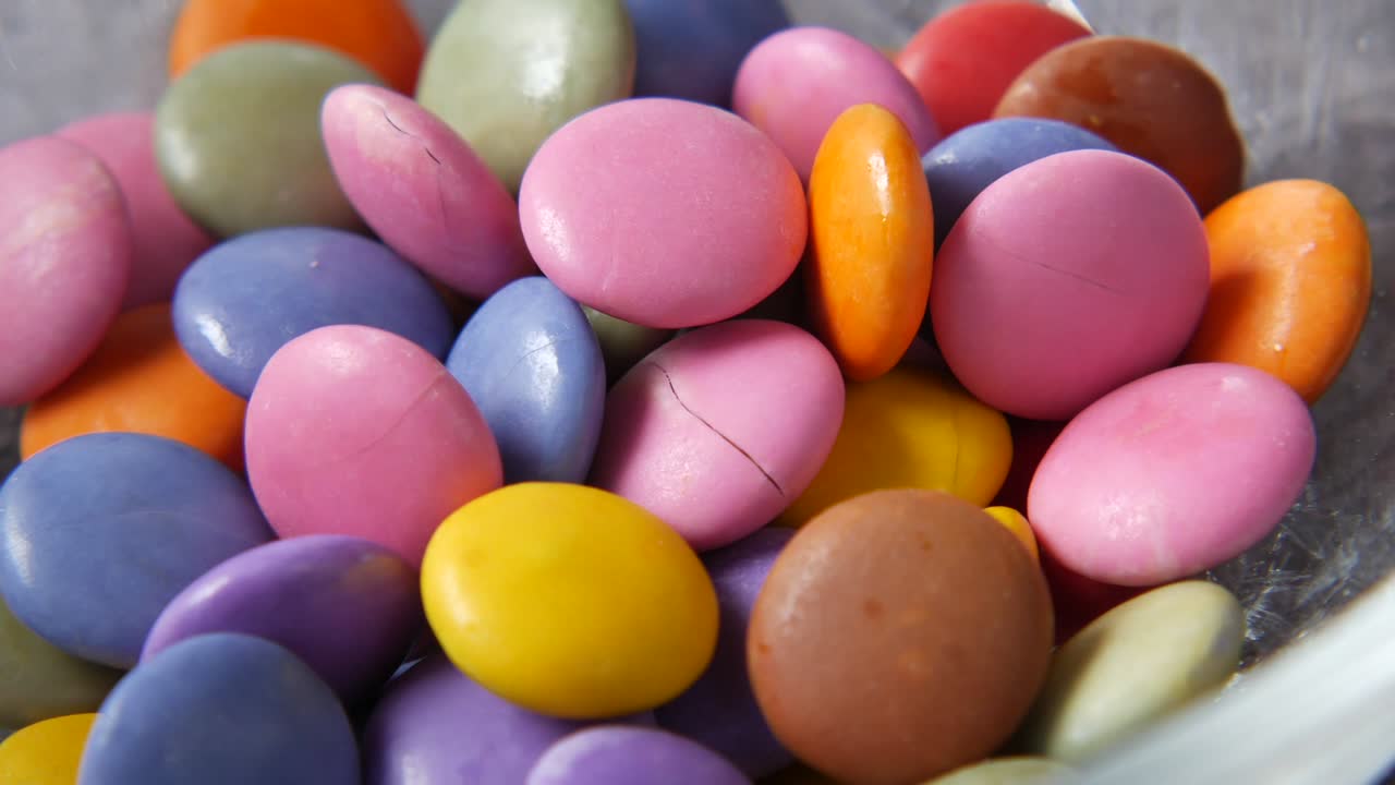 dulces multicolores en un cuenco de cerca