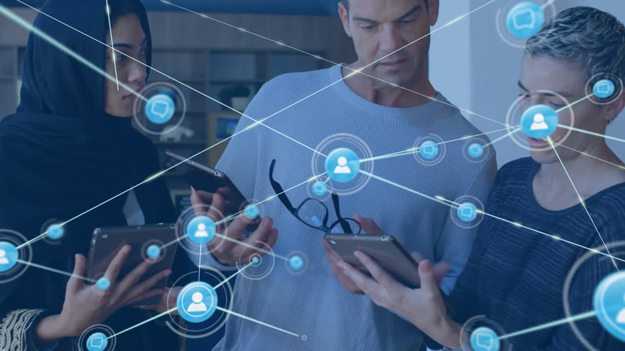 animación de una red de iconos digitales contra diversos colegas discutiendo juntos en la oficina