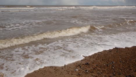 Hemsby-Strand-Mit-Wellen,-Die-Sich-Am-Sandigen-Kiesstrand-Brechen