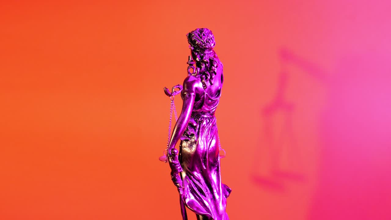 Statue de la Justice en rotation avec un éclairage dynamique aux couleurs changeantes