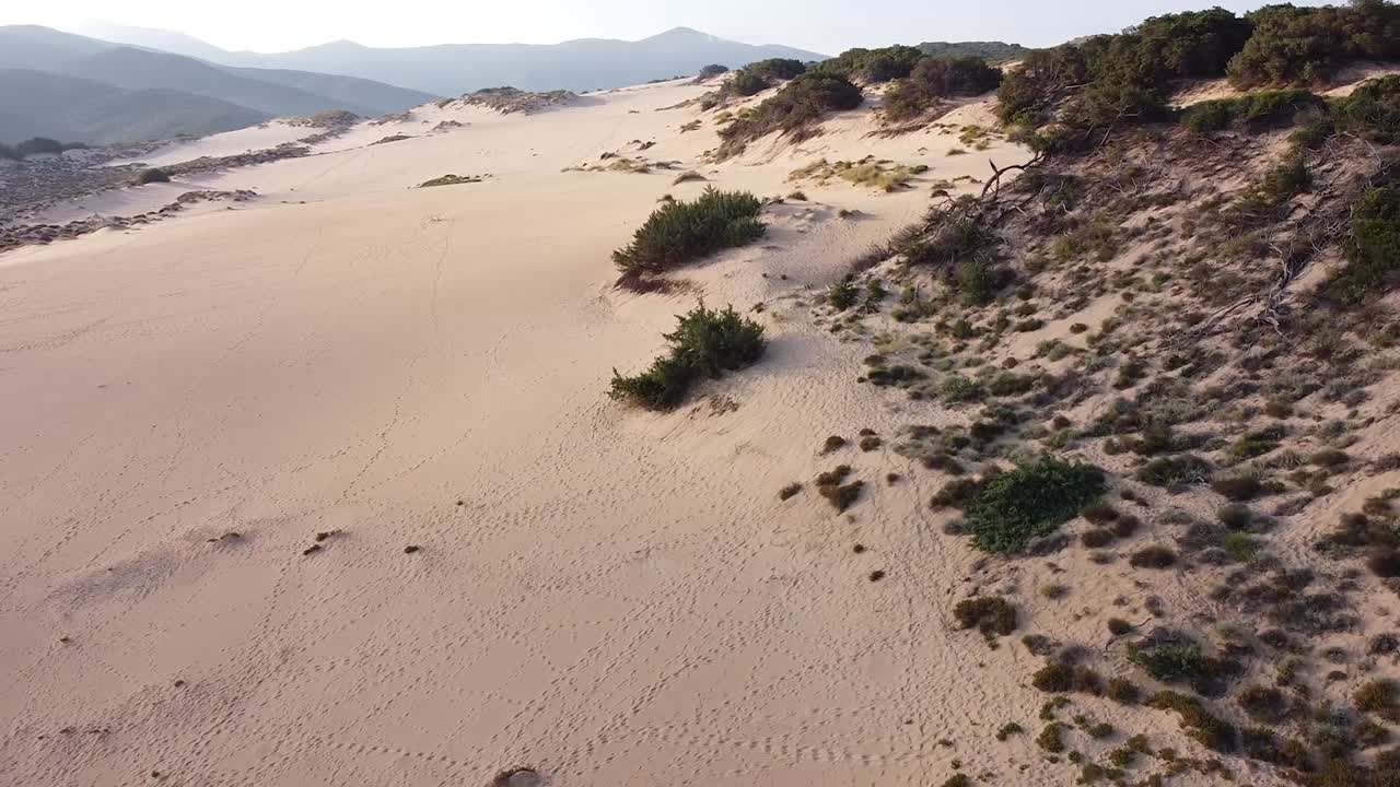 drone en el desierto de piscinas en cerdeña
