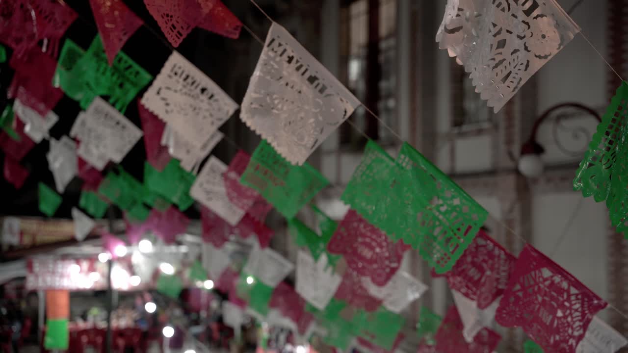 Decorações tradicionais mexicanas de bandeiras coloridas com designs variados