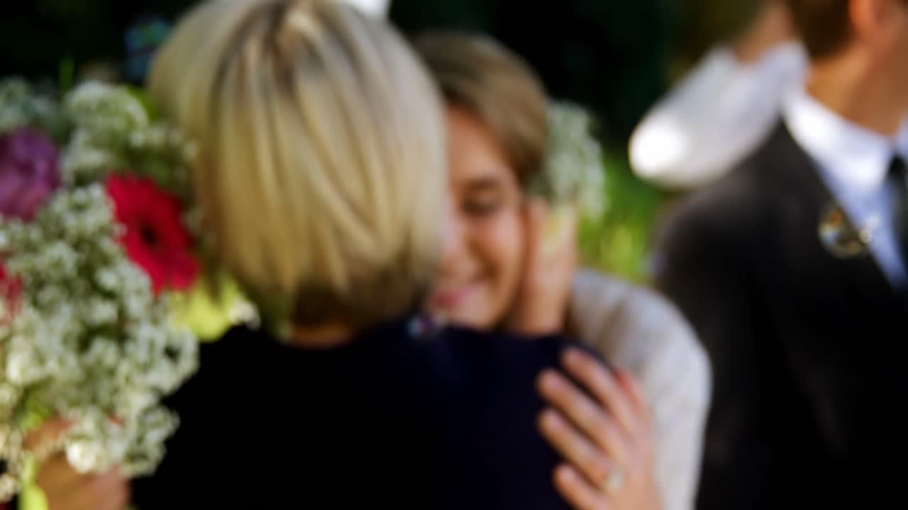 행복하게 엄마를 안아주는 신부 4k 4k