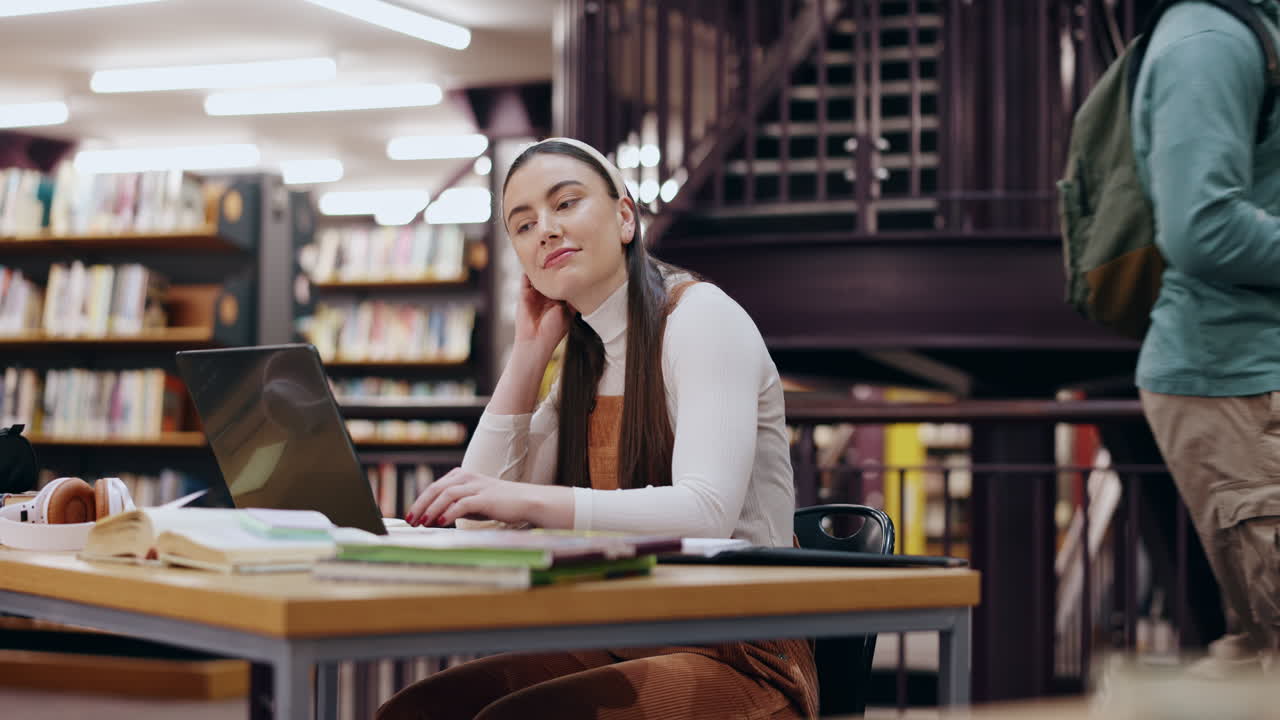 estudiante estudiando en una biblioteca