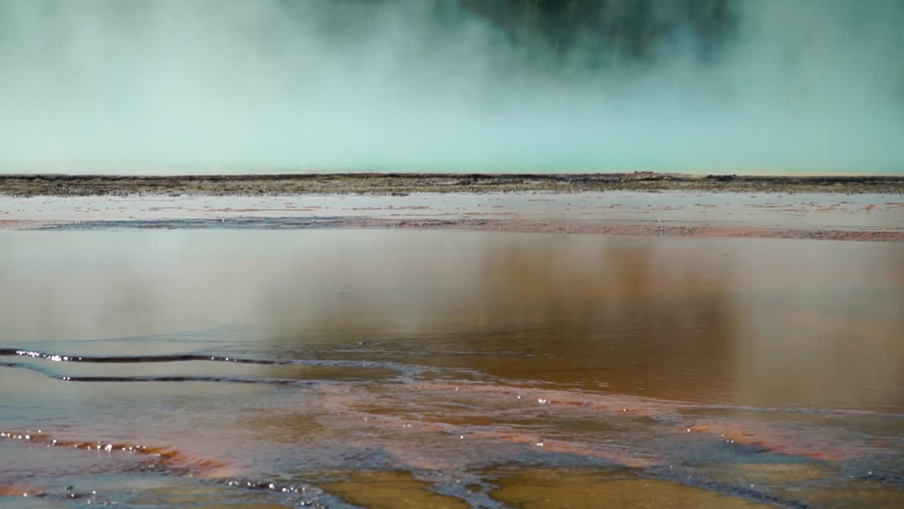 agua caliente humeante y algas coloridas en las magníficas fuentes termales prismáticas del parque nacional de yellowstone