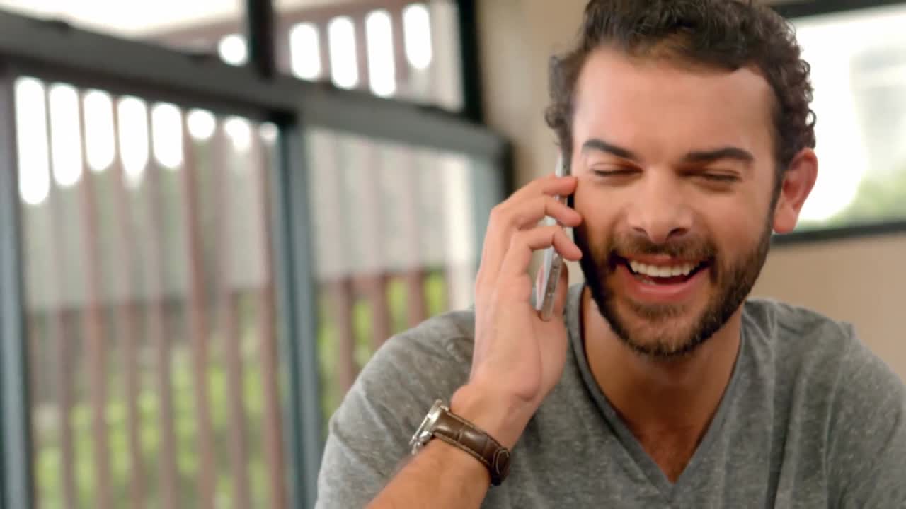 hombre haciendo una llamada en su teléfono inteligente