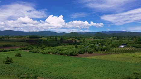 Atemberaubende-Drohnenaufnahmen-Aus-Der-Luft-Zur-Erkundung-Der-üppigen-Landschaft-Von-Khao-Yai-In-Thailand