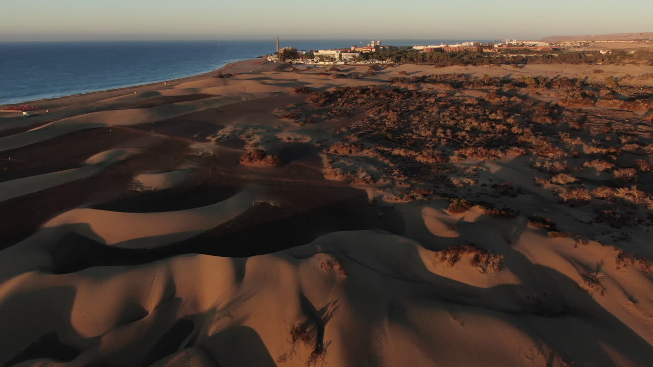 vuelo de drones a baja altitud sobre una playa de arena