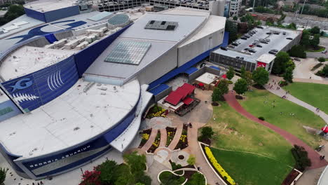 Vista-De-ángulo-Alto-Del-Edificio-De-Diseño-Moderno-Y-Hermoso-Jardín-De-Colores