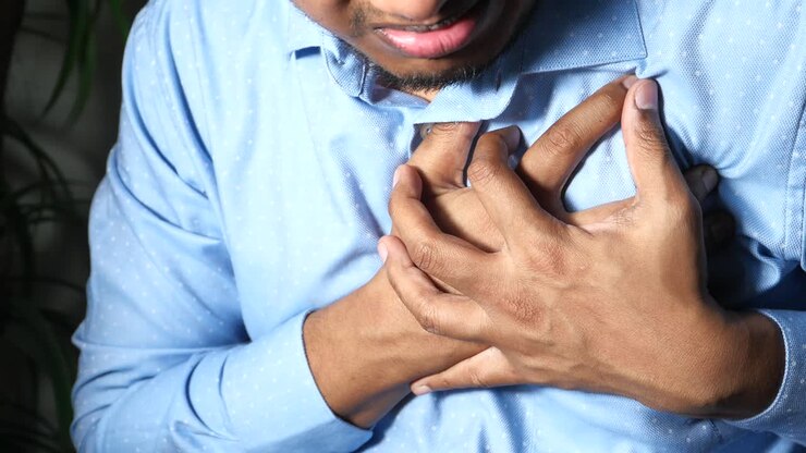 mann mit schmerzen in der brust