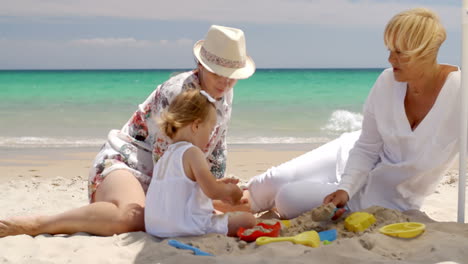 Kleine-Familie-Hat-Spaß-Am-Strandsand