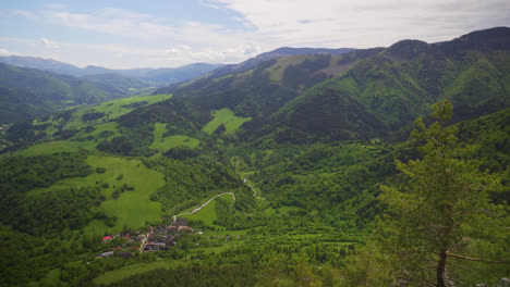 Impresionantes-Vistas-De-Exuberantes-Bosques,-Montañas,-Campos-Y-Casas-En-Los-Cárpatos-De-Eslovaquia---Liptov