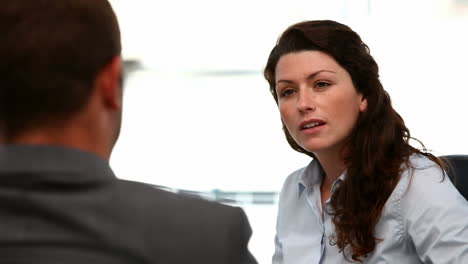 entrevista entre una mujer de negocios y un hombre