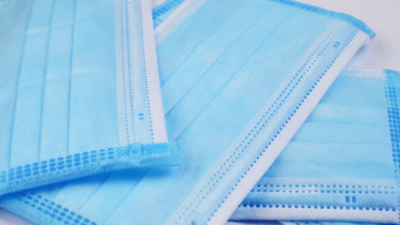 máscaras azules médicas que giran lentamente y conceptos de prevención para coronavirus y enfermedades virales