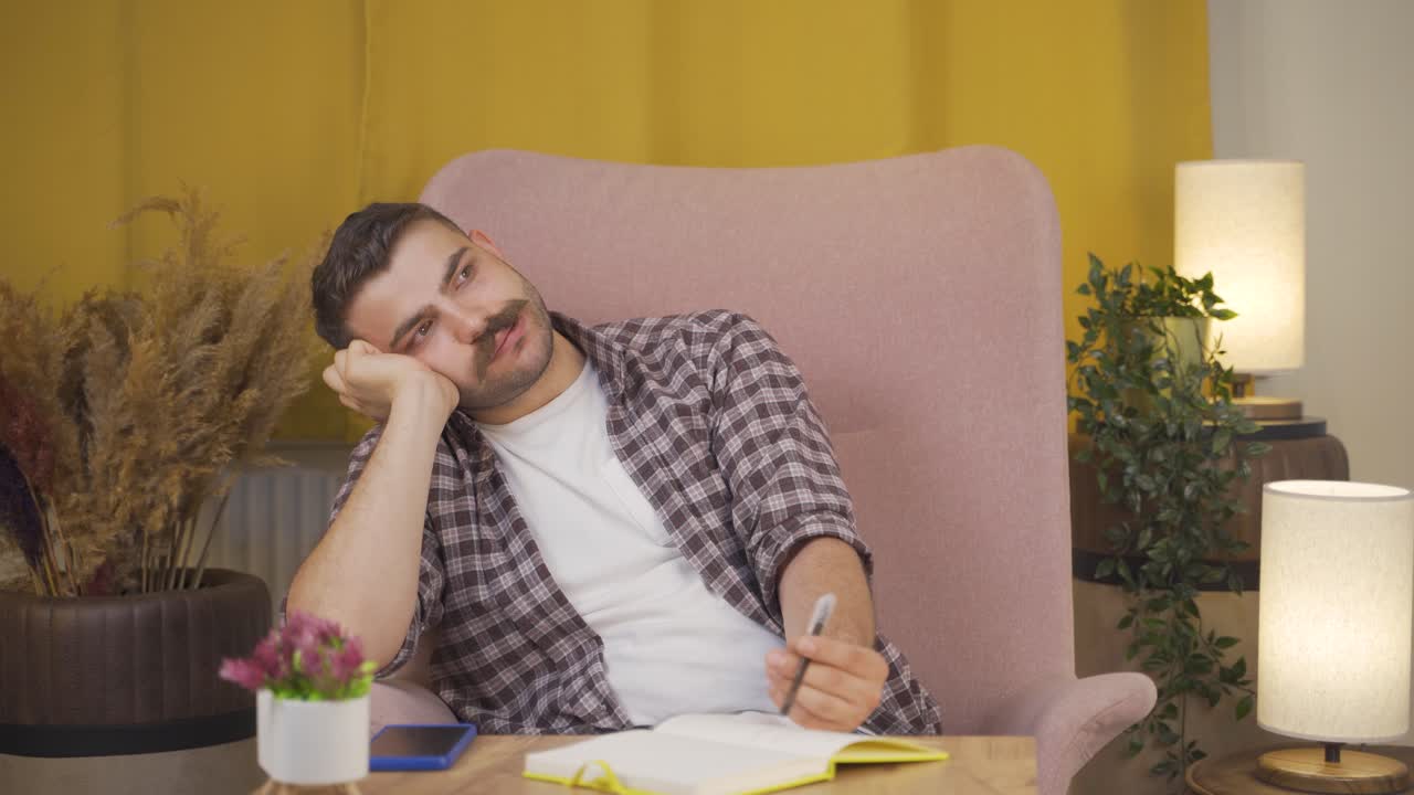 hombre con aburrimiento.