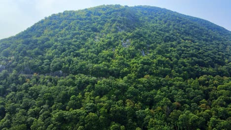 imágenes de video de drones aéreos de un valle del río de montaña apalache con una hermosa montaña abovedada con una carretera