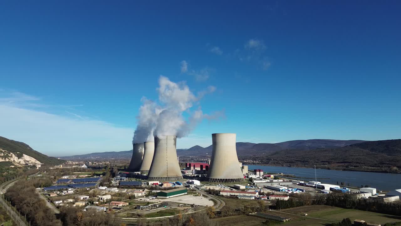 Vista aerea con drone di una centrale nucleare in Francia con torri di raffreddamento e paesaggio industriale