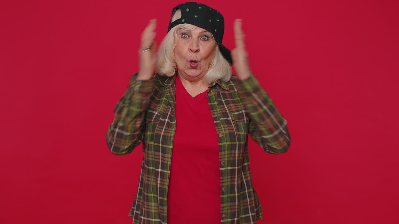 asombrada mujer de edad avanzada sorpresa mirando a la cámara con ojos grandes, conmocionada por la victoria repentina, wow