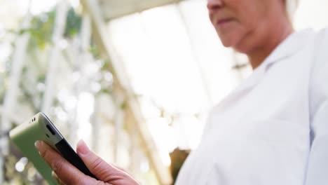 mujer científica que usa una tableta digital