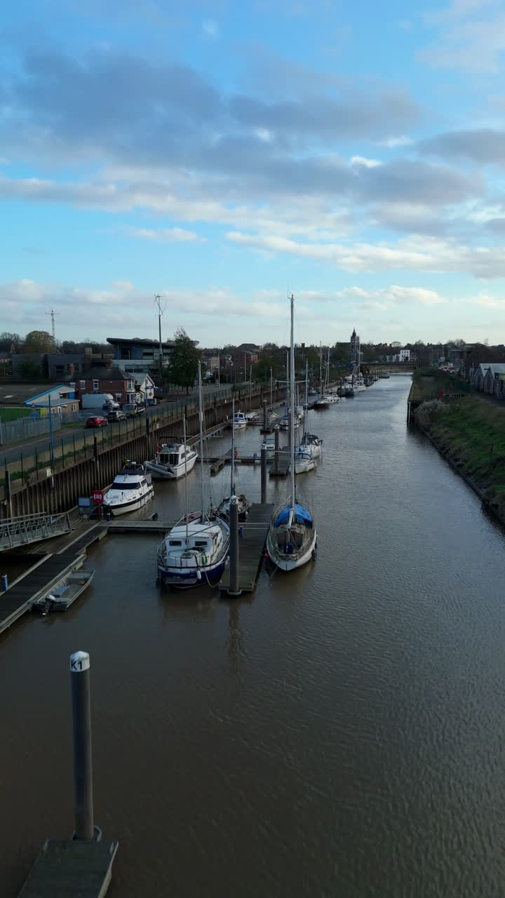 Luftfoto med drone af små både og private yachter fortøjet langs den historiske flod Nene i Wisbech, Cambridgeshire, Storbritannien