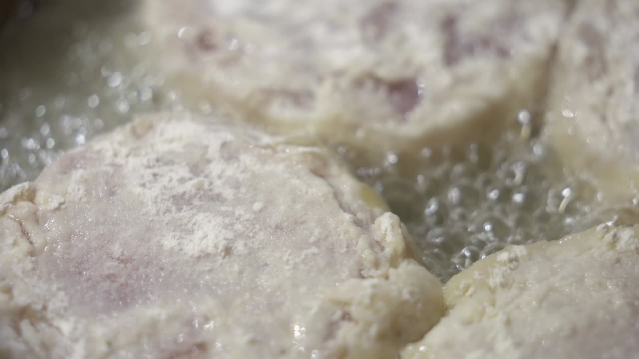 집에서 만든 긴 생선 버거 패티 요리. 뜨거운 기름으로 생선 패티를 기