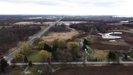 Drone-Volando-A-Lo-Largo-De-La-Carretera-Cerca-De-Los-Campos-En-Invierno