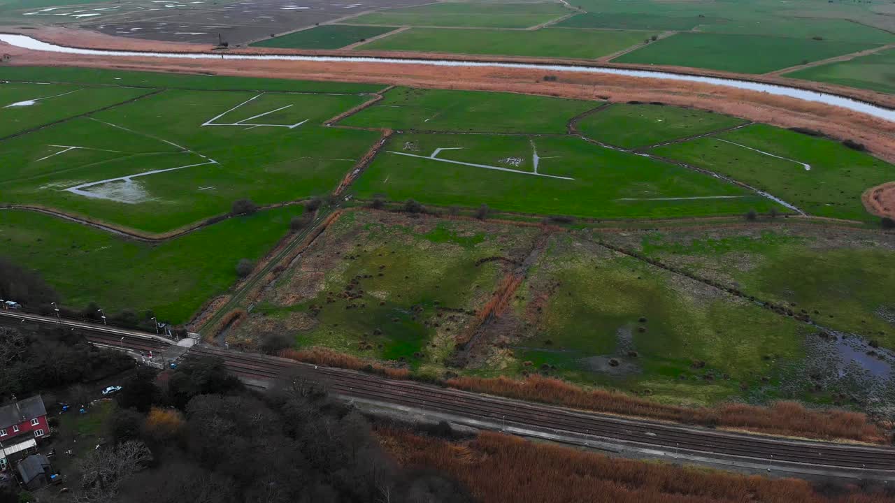 항공 - 영국 소머리턴의 철도, 들판, 강, 와이드 백샷