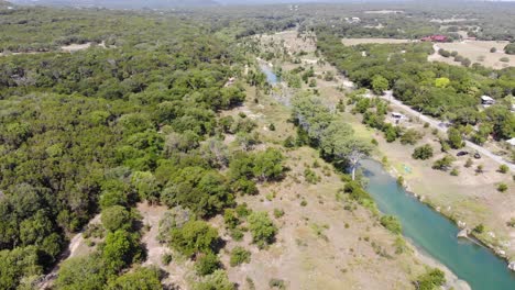 Viaje-Cinematográfico-Sobre-El-Río-Y-Los-árboles-Que-Muestran-Una-Gran-Extensión-De-La-Meseta-Del-Río---Imágenes-Aéreas-Del-Río-Blanco-En-Wimberly,-Tx