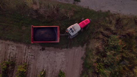 antena: tractor lleno de uvas en el sur de francia