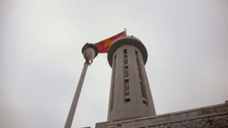 Mirando-Hacia-Arriba-A-La-Torre-De-La-Bandera-Lũng-Cú-Monumento-Gigante-Con-Bandera-Vietnamita-En-Ha-Gigante