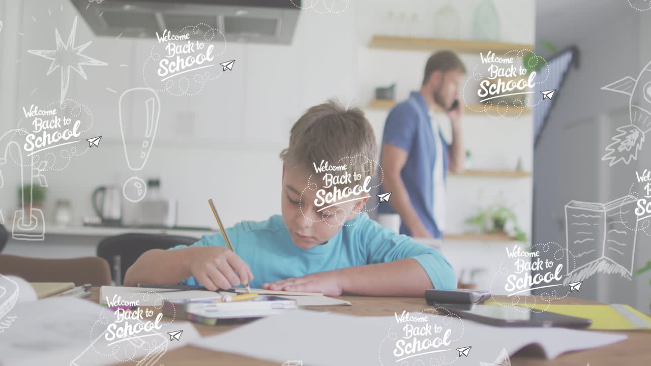 animación de textos de regreso a la escuela sobre padre y hijo caucásicos aprendiendo en casa