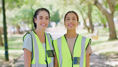retrato de dos jóvenes trabajadores comunitarios uniéndose