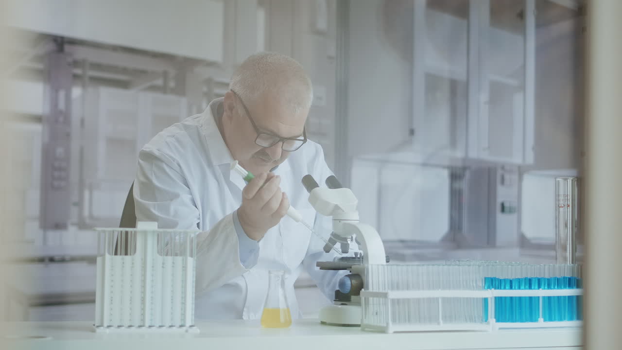 laboratorio de microbiología: científico trabaja con varias bacterias. concepto de investigación farmacéutica para antibióticos curando enfermedades con medicamentos que mejoran el adn. un hombre médico con un microscopio. imágenes de alta calidad 4k